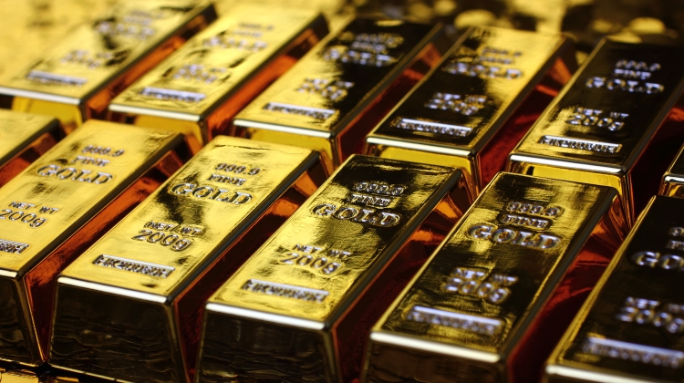 Gold Tops $5,500 Amid Iran Tensions and Weak US Dollar Rally